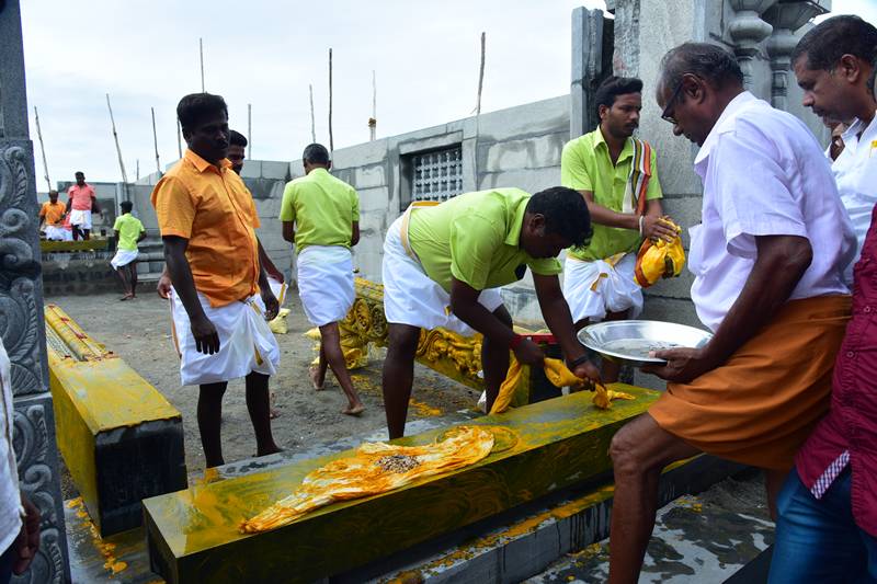 நிலவு நிருத்த தயார் செய்யும் சிற்பிகள்