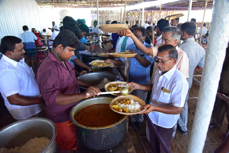 அன்னதானம் வழங்குதல்